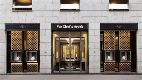 van cleef and arpels online.